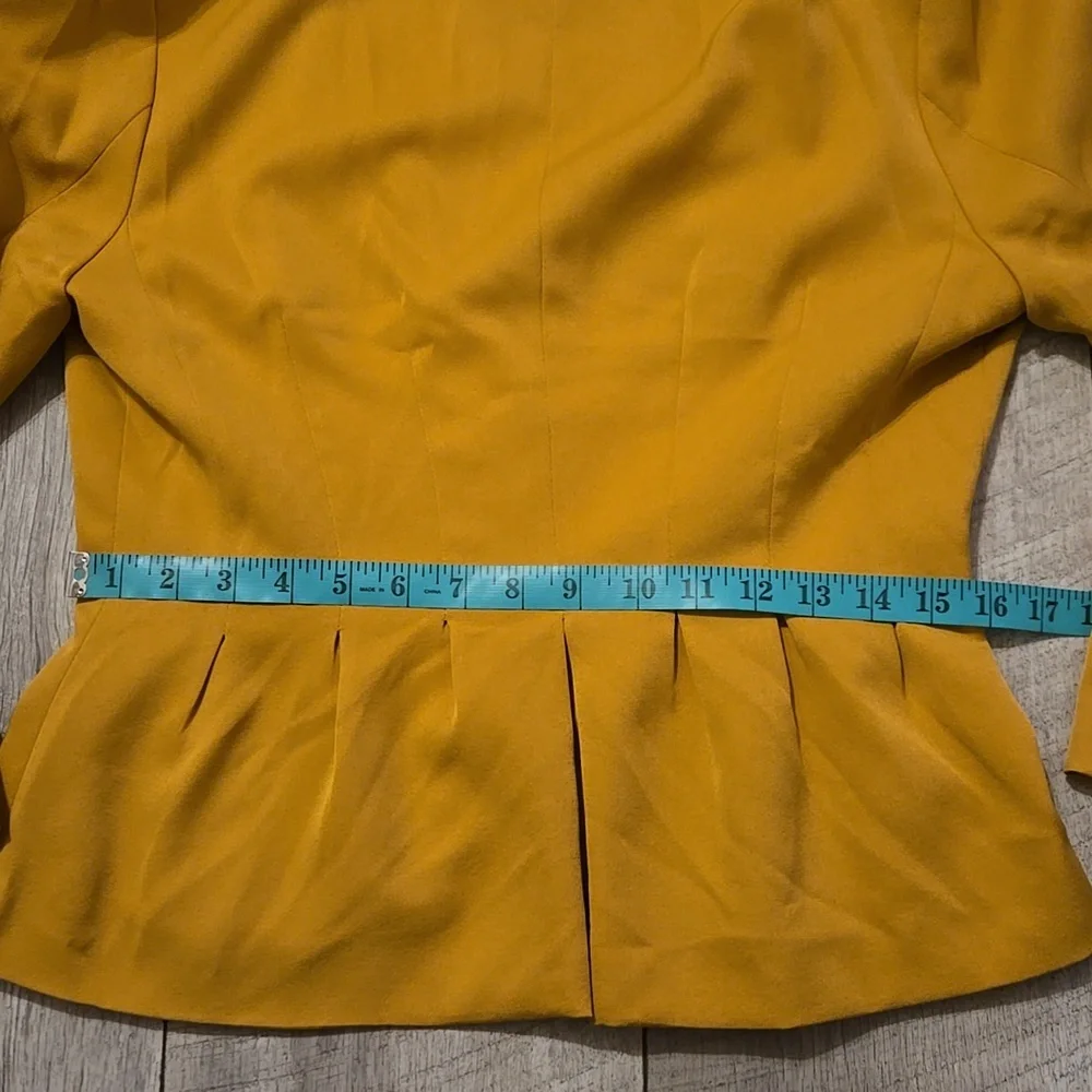 DOE & RAE mustard yellow pleated lightweight blazer.  Size medium - Picture 14 of 14